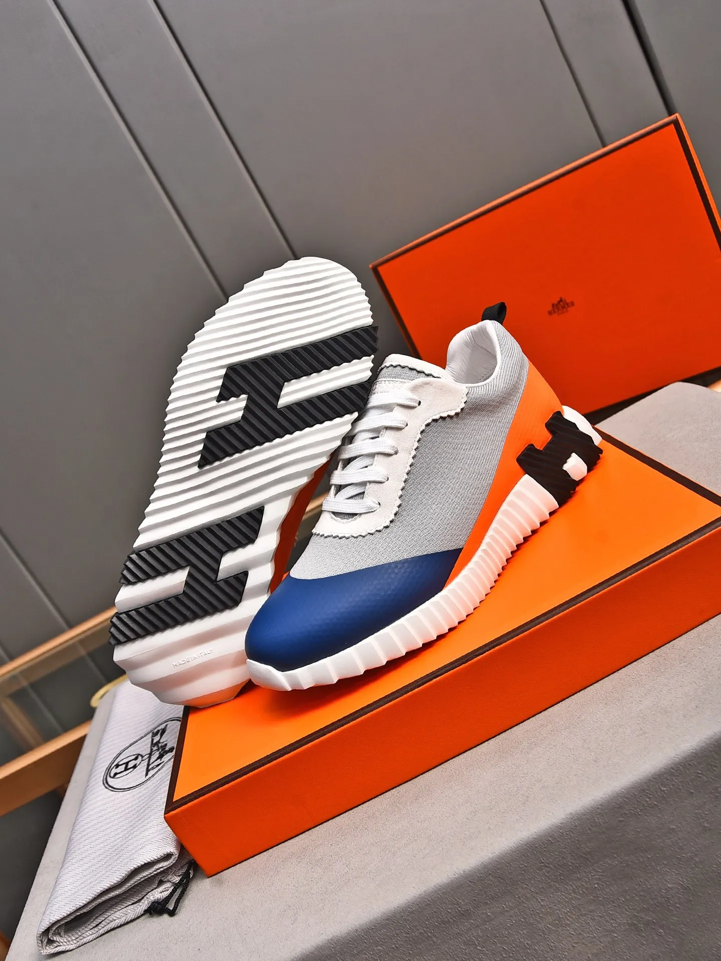 PP580【Hermes】fe new arrival~New Bouncing sneakers are the most comfortable shoes from Hermès. They are extremely light on the feet and look great. You won’t feel tired even when you go shopping and running around. They are very light and comfortable. They are extremely light, suitable for both sports and leisure. They feel great when you step on them! It’s up to you to choose, there’s always what you want~ ✔️Fabric: Imported first-layer cowhide + high-elastic fly weave ✔️Inner lining: Imported water-dyed cow lining ✔️Outsole: Seamless combination of IP+TPU (multi-color letters) German technology irradiation machine ✔️Code number: Male 38-44 (45 customized)